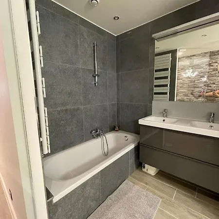 Cosy Appartement- 2 Slaapkamers Schuin Zeezicht Met Garage شقة *